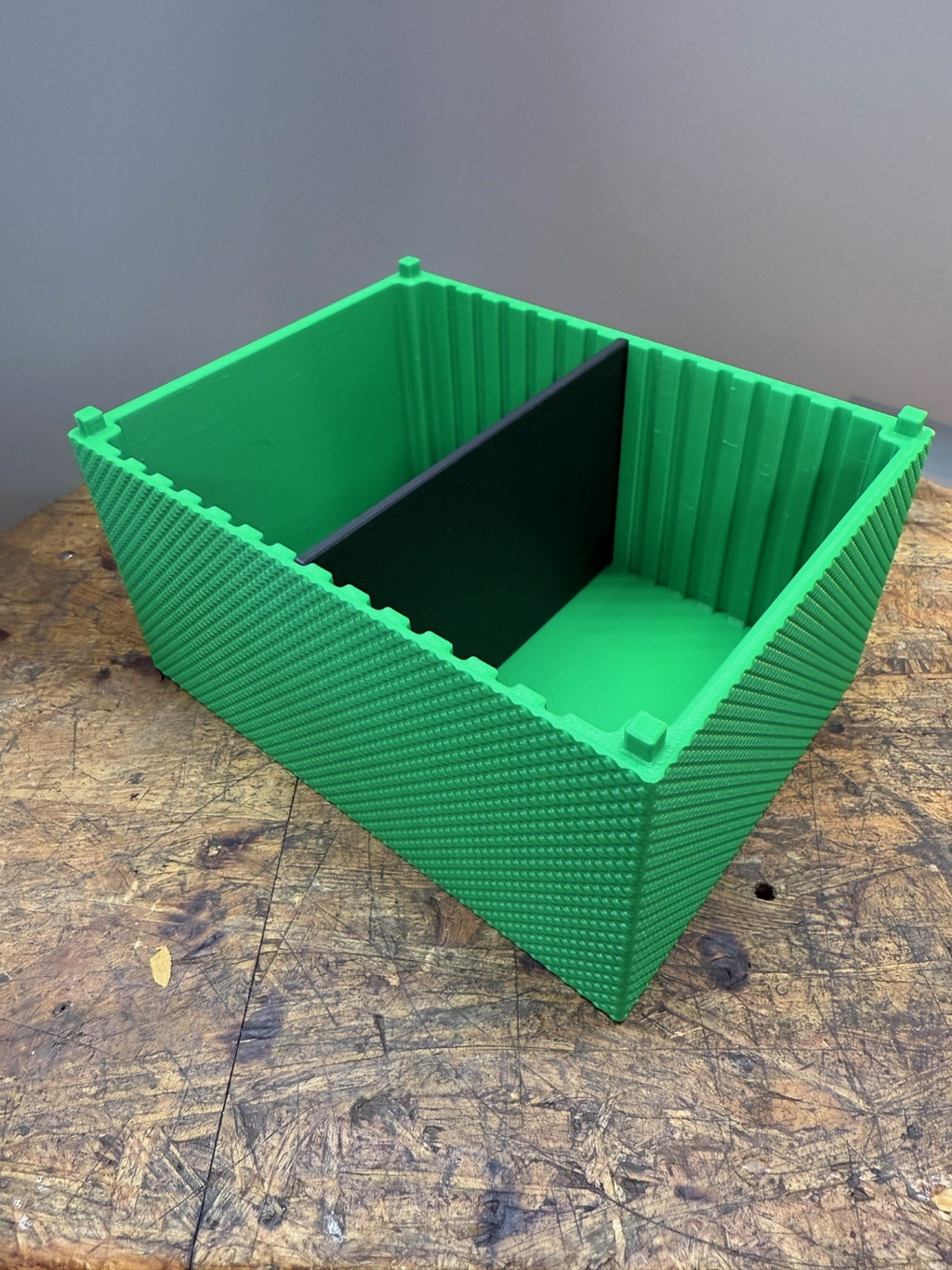 mittlere stapelbare Box V2 mit Struktur