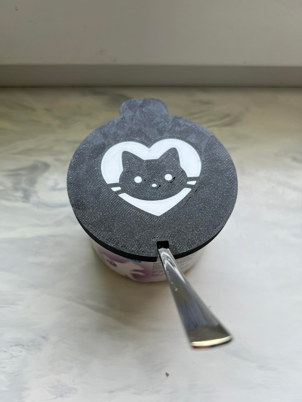 Lid for cat food cans with hole to spoon