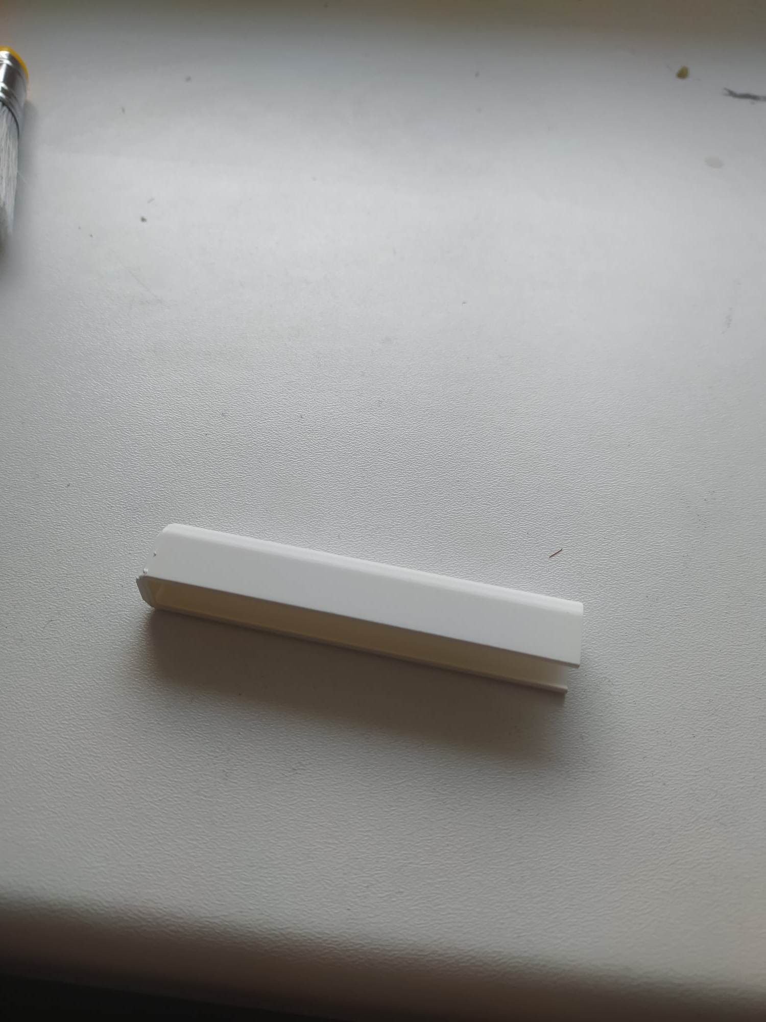 WINDOW LOWER HINGE COVER-KRYT SPODNÍHO PANTU U OKNA