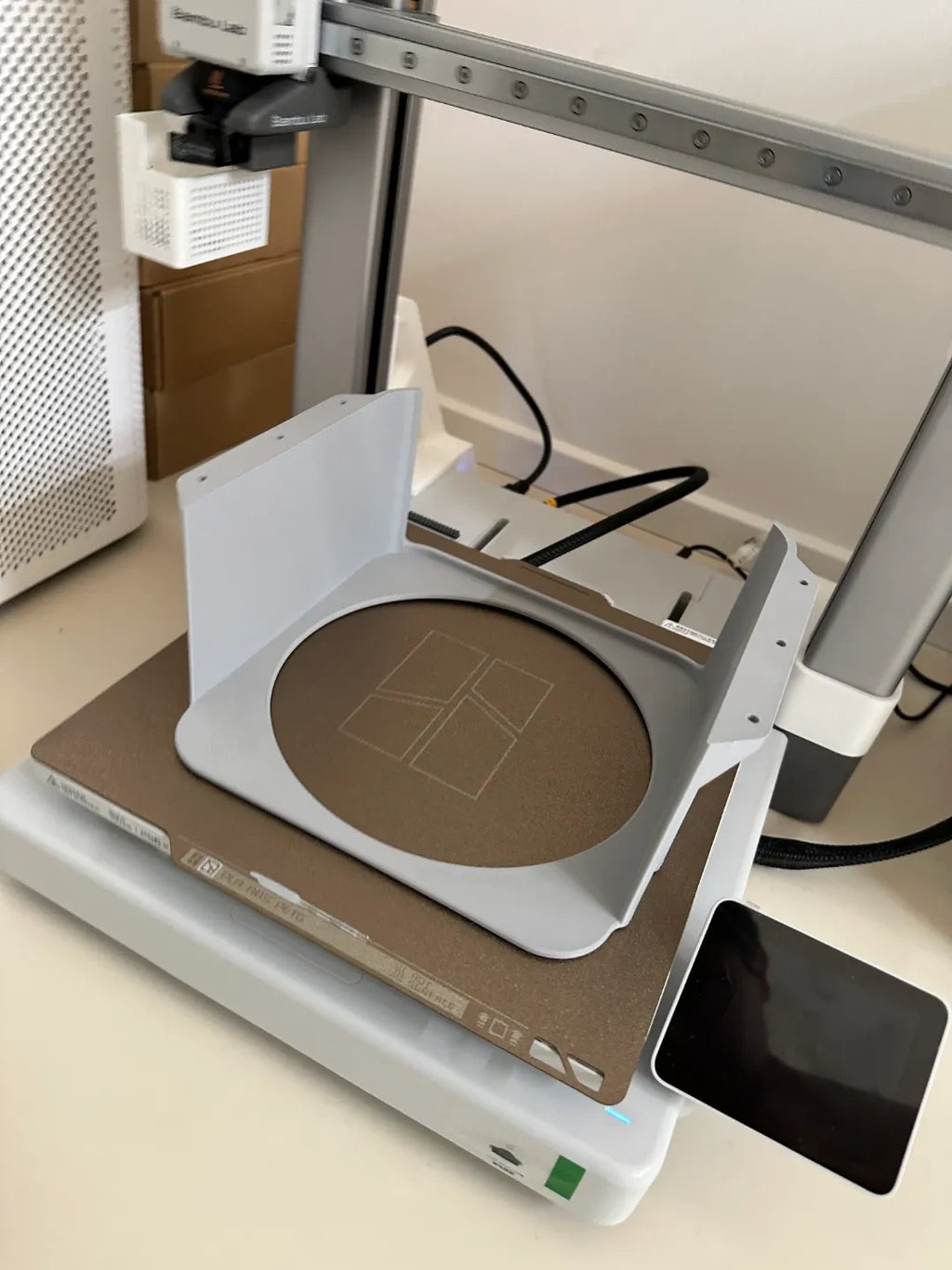 Mac Studio 的桌下支架