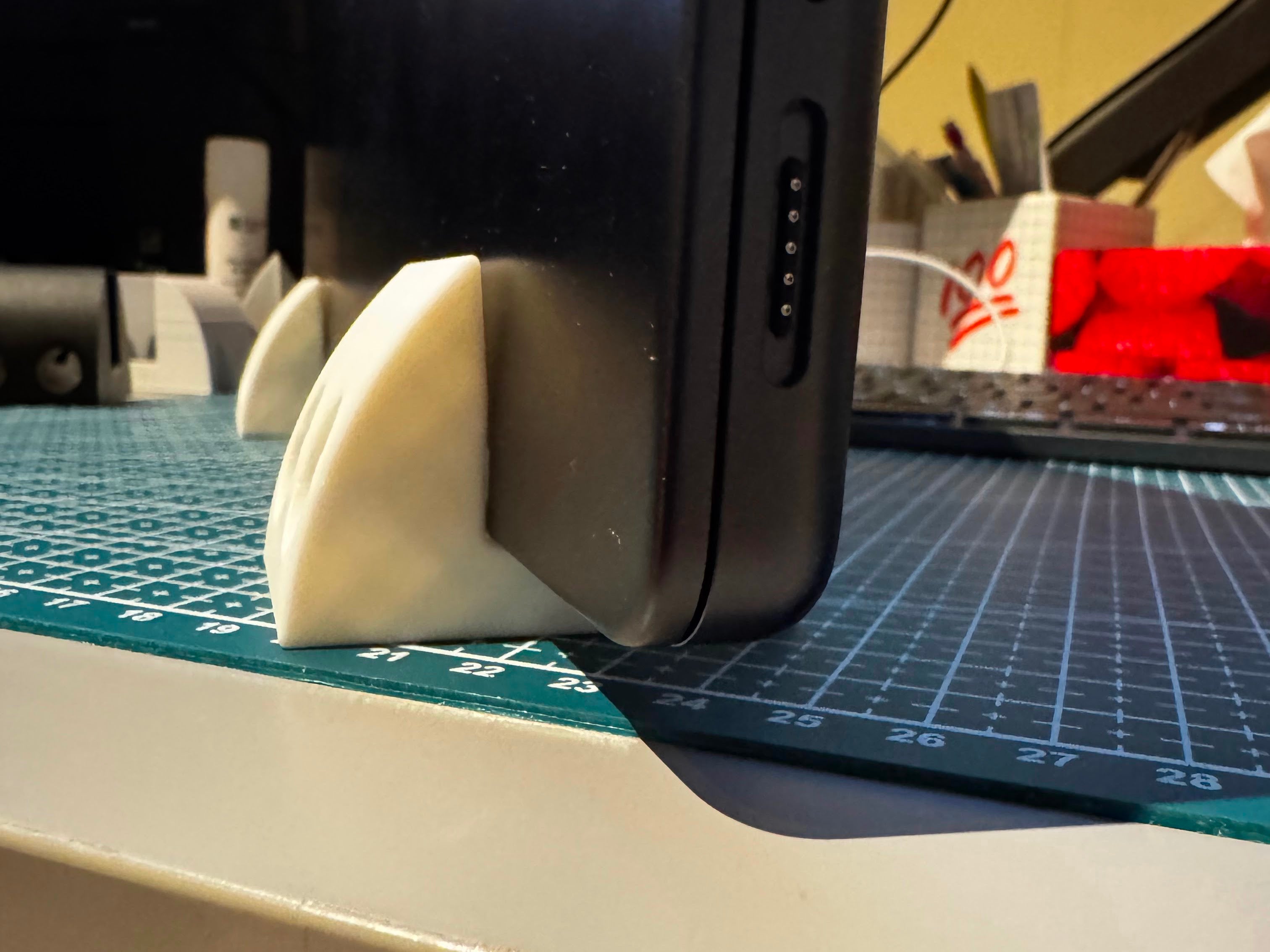 MacBook Pro Clamshell Stand – Airflow Optimized