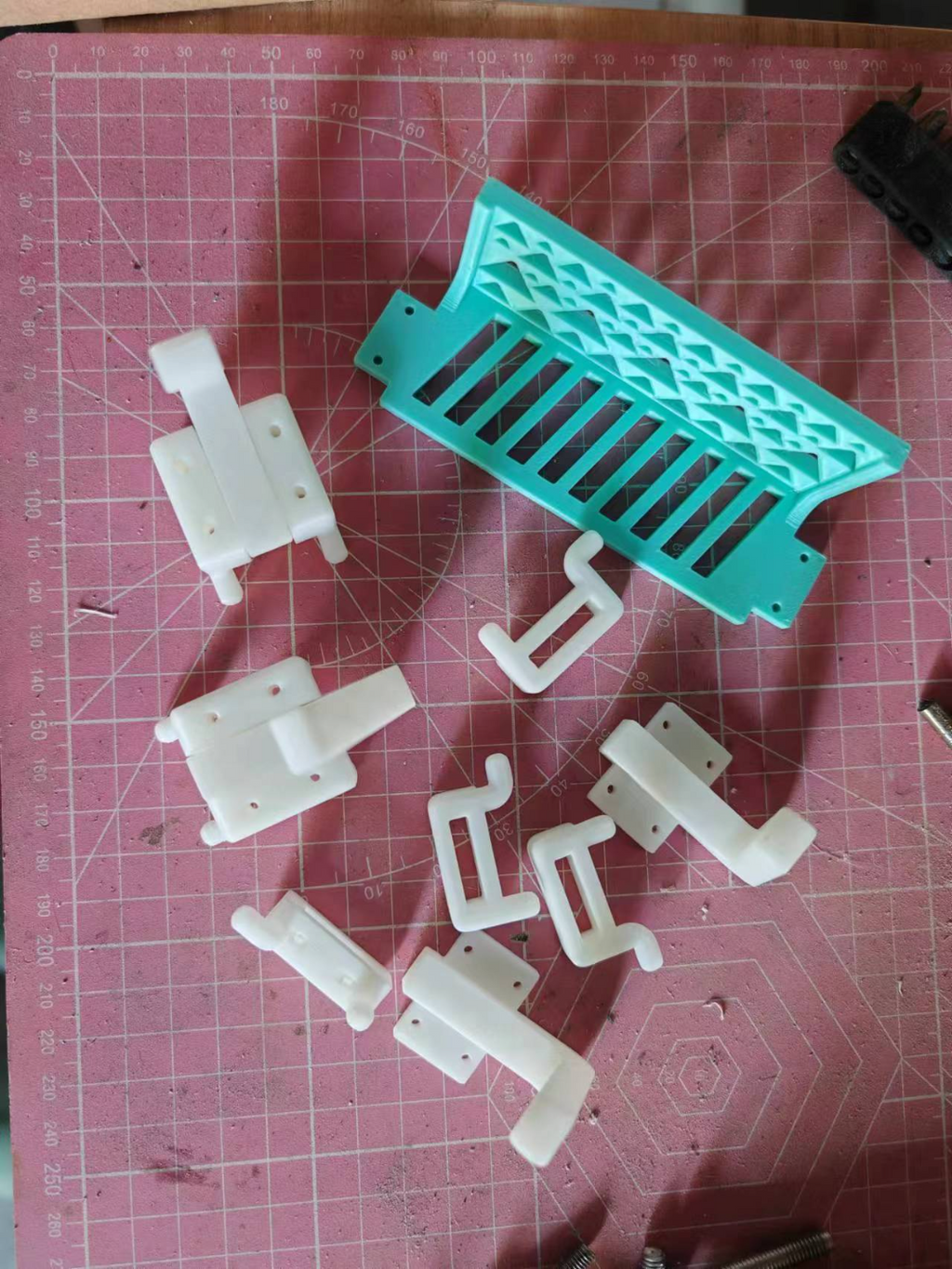 pegboard reinforced hooks and boxes 洞洞板加强挂钩