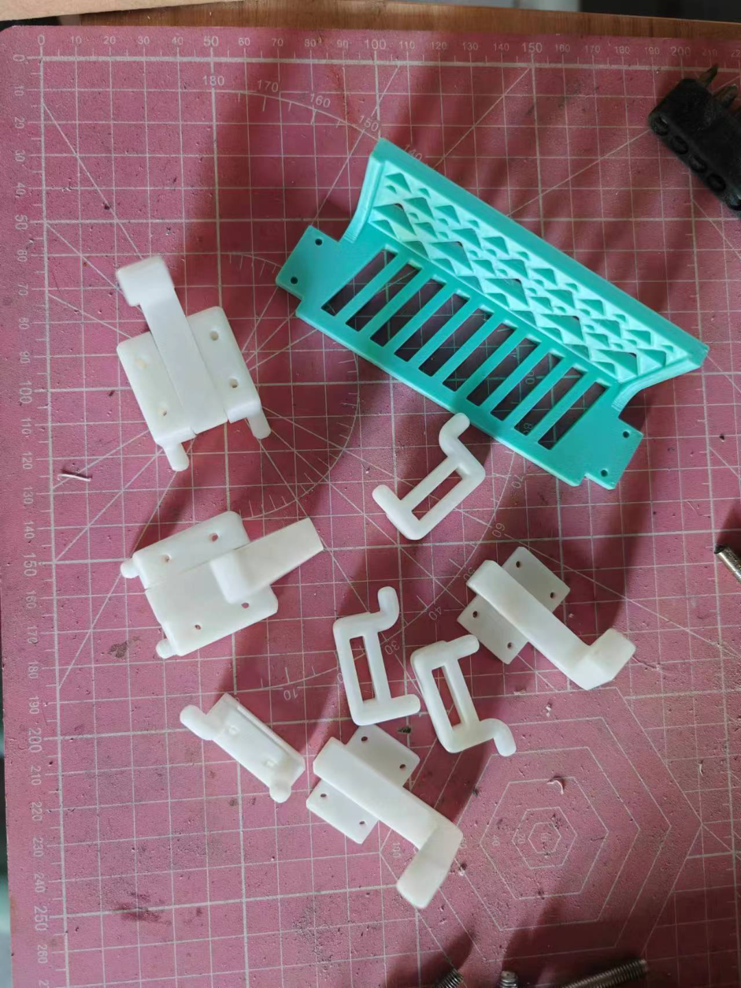 pegboard reinforced hooks and boxes 洞洞板加强挂钩