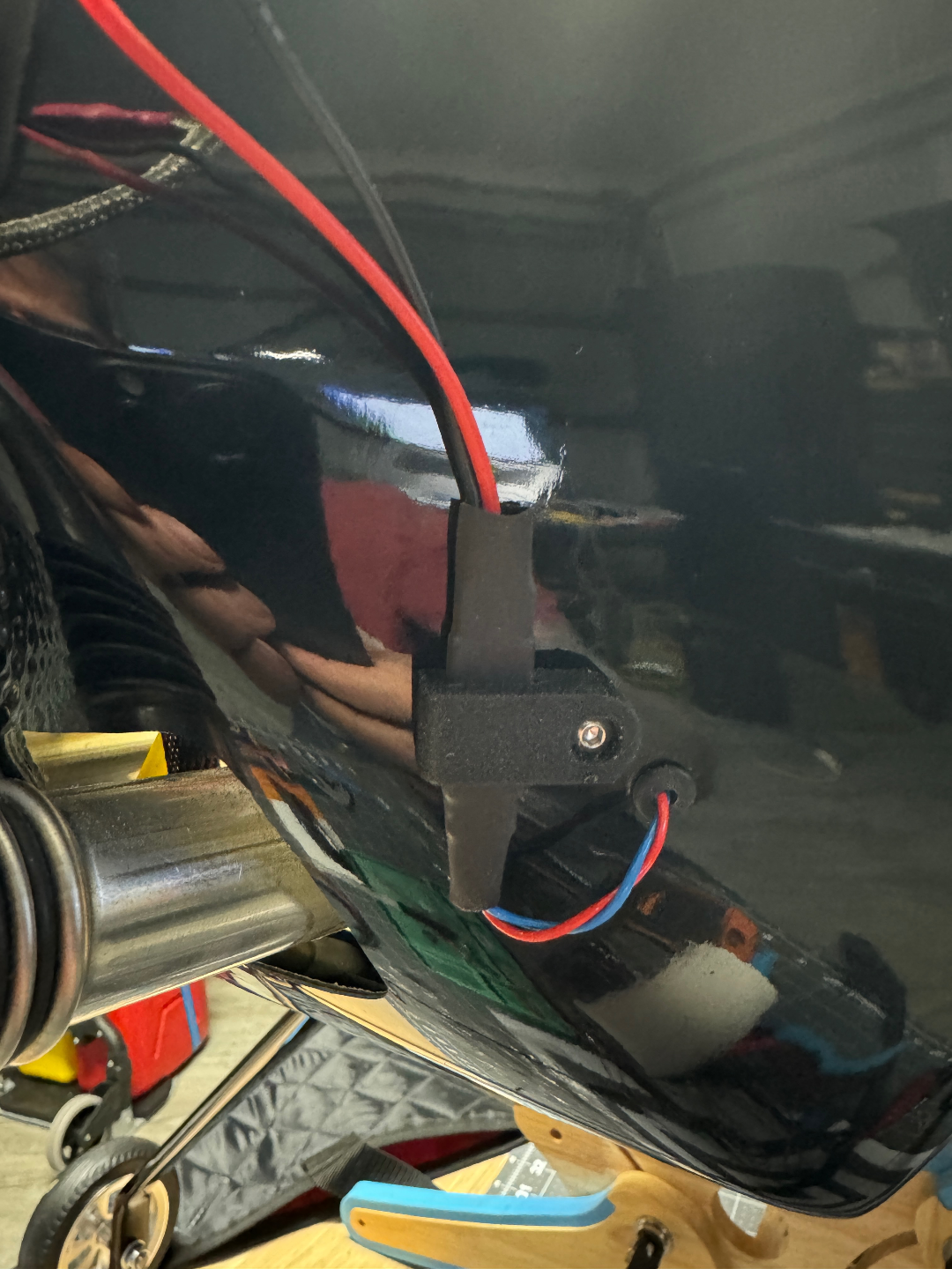 Servo connector holder