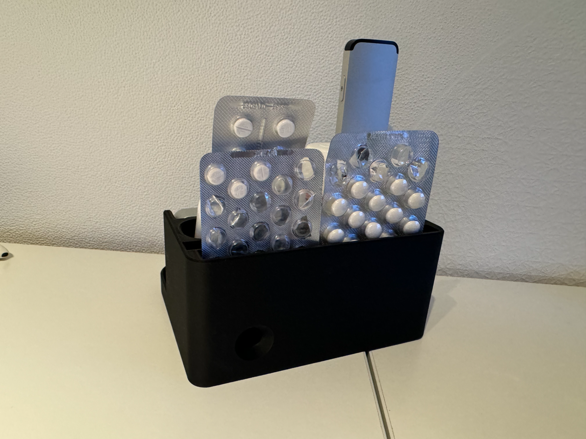 Organizer bedside table for medicine, Apple TV Remote, Airpods, Eve Room and more...