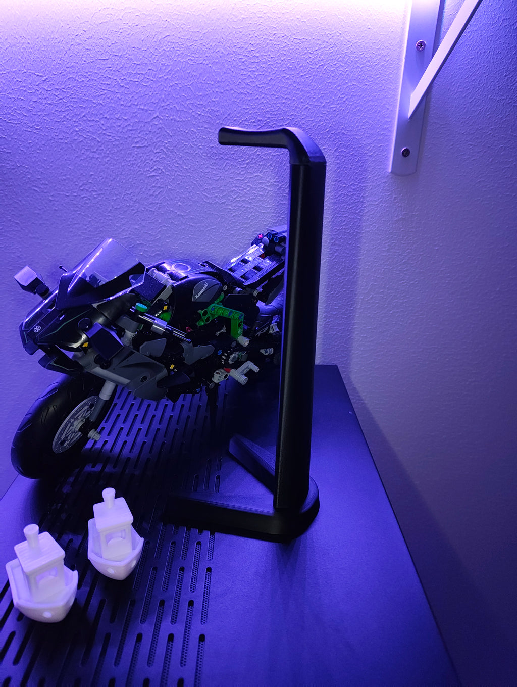 Slim end clean headphone stand