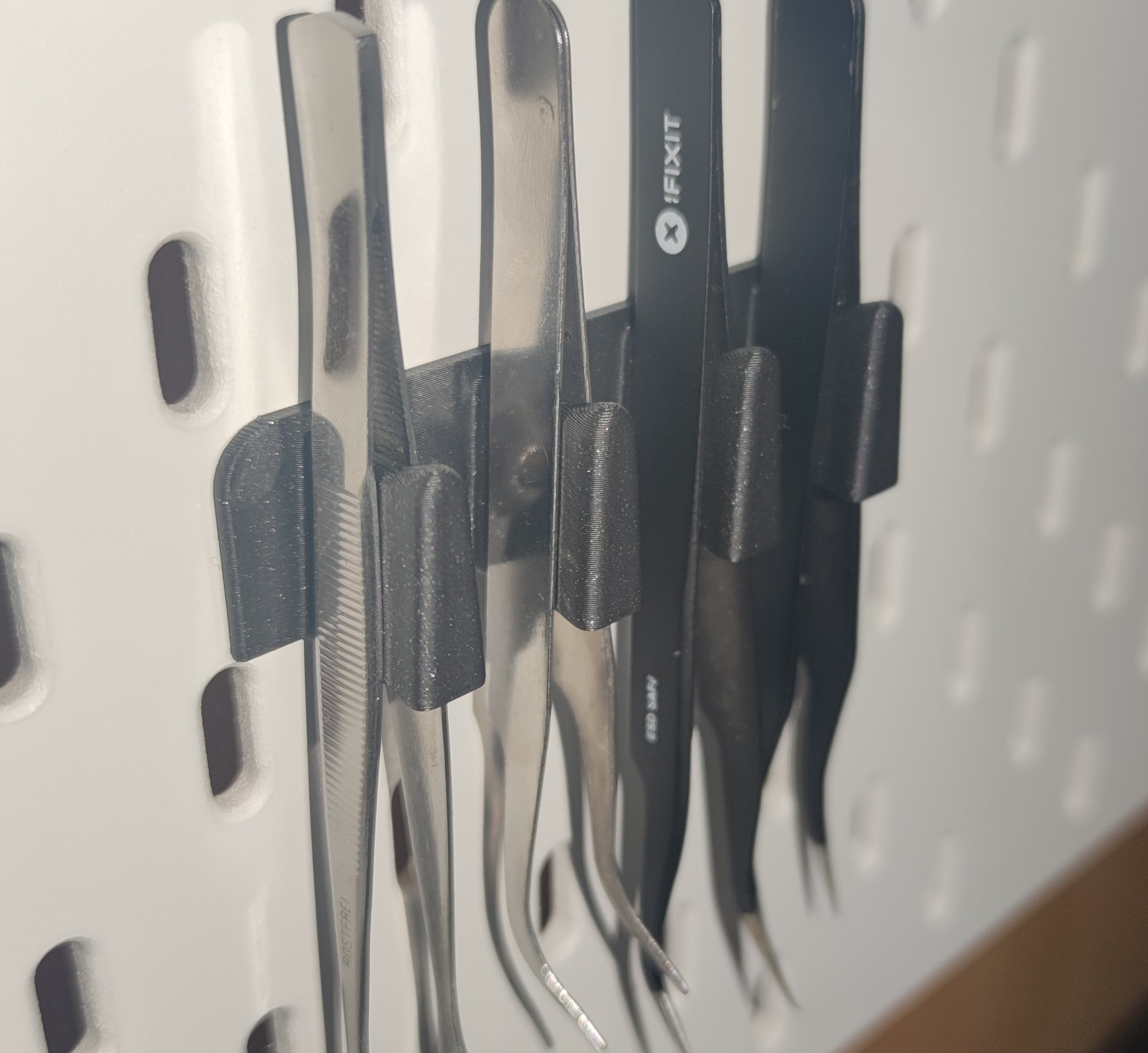 Skadis small tweezer holder - T-Nut Mounting System