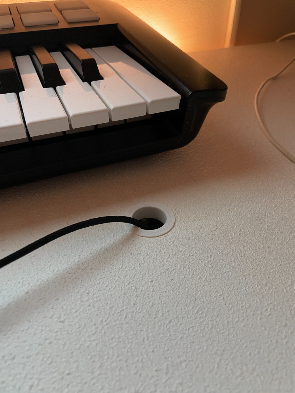 GUIDA PASSACAVO SCRIVANIA 2cm PASSA USB TIPO A