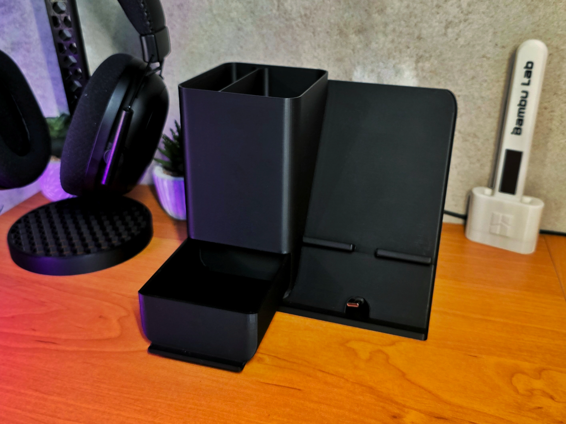 Desk charging station with organizer