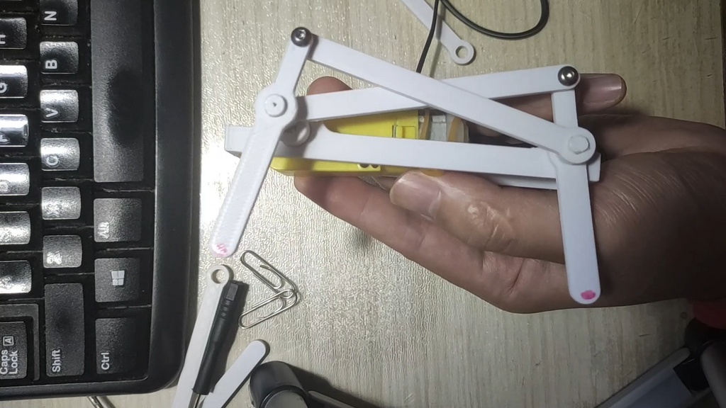 一个简单的四足行走机构，只需要一个TT减速电机带动，可以让小朋友学习机械知识