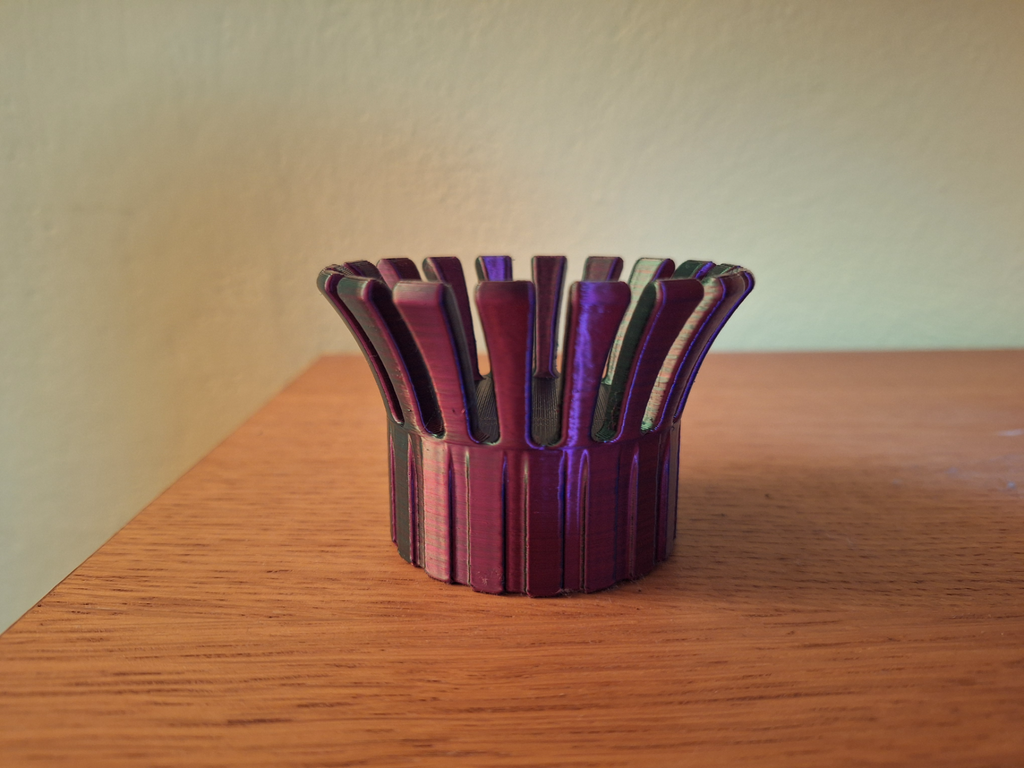 Tealight holder crown shape
