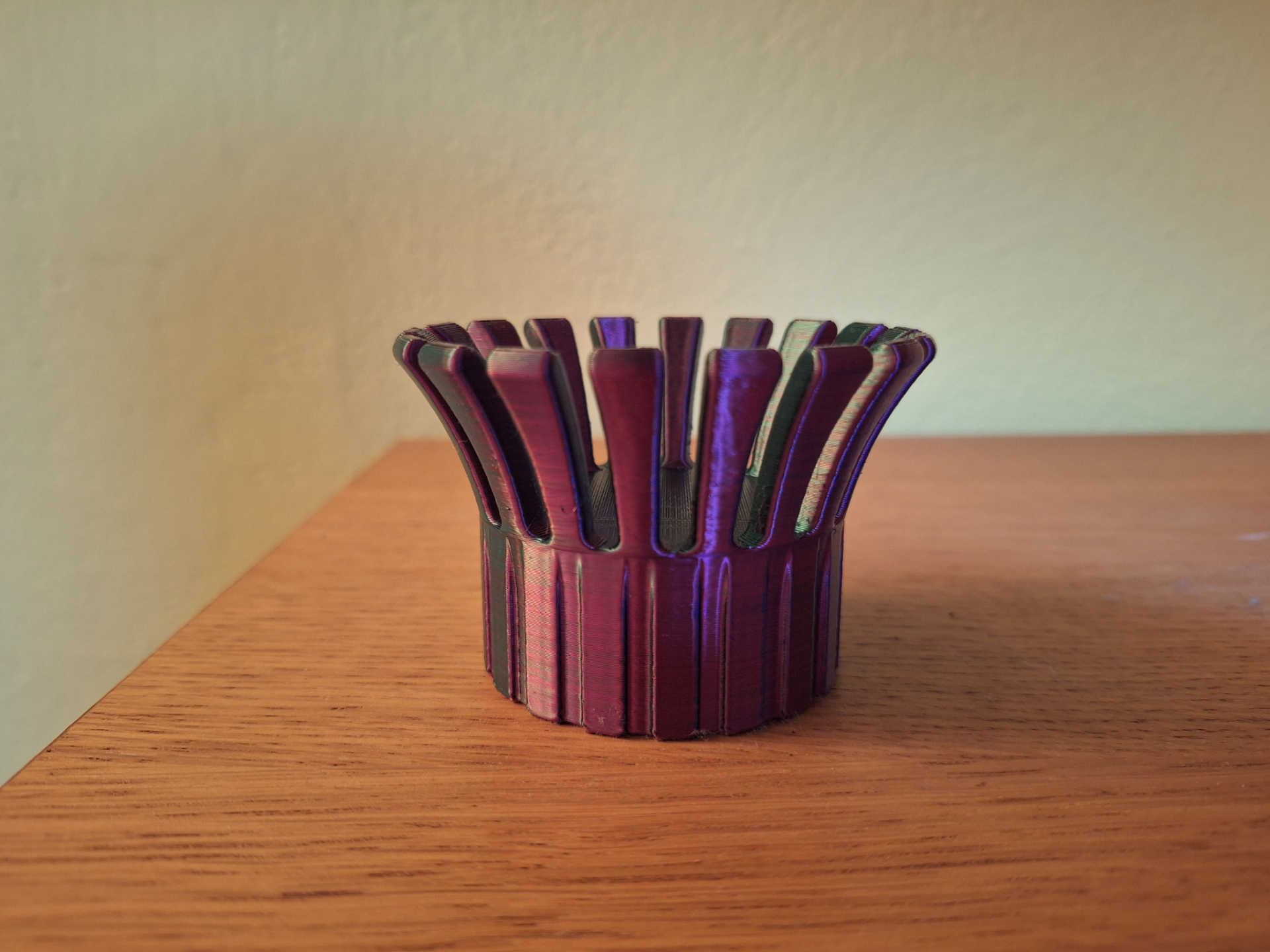 Tealight holder crown shape