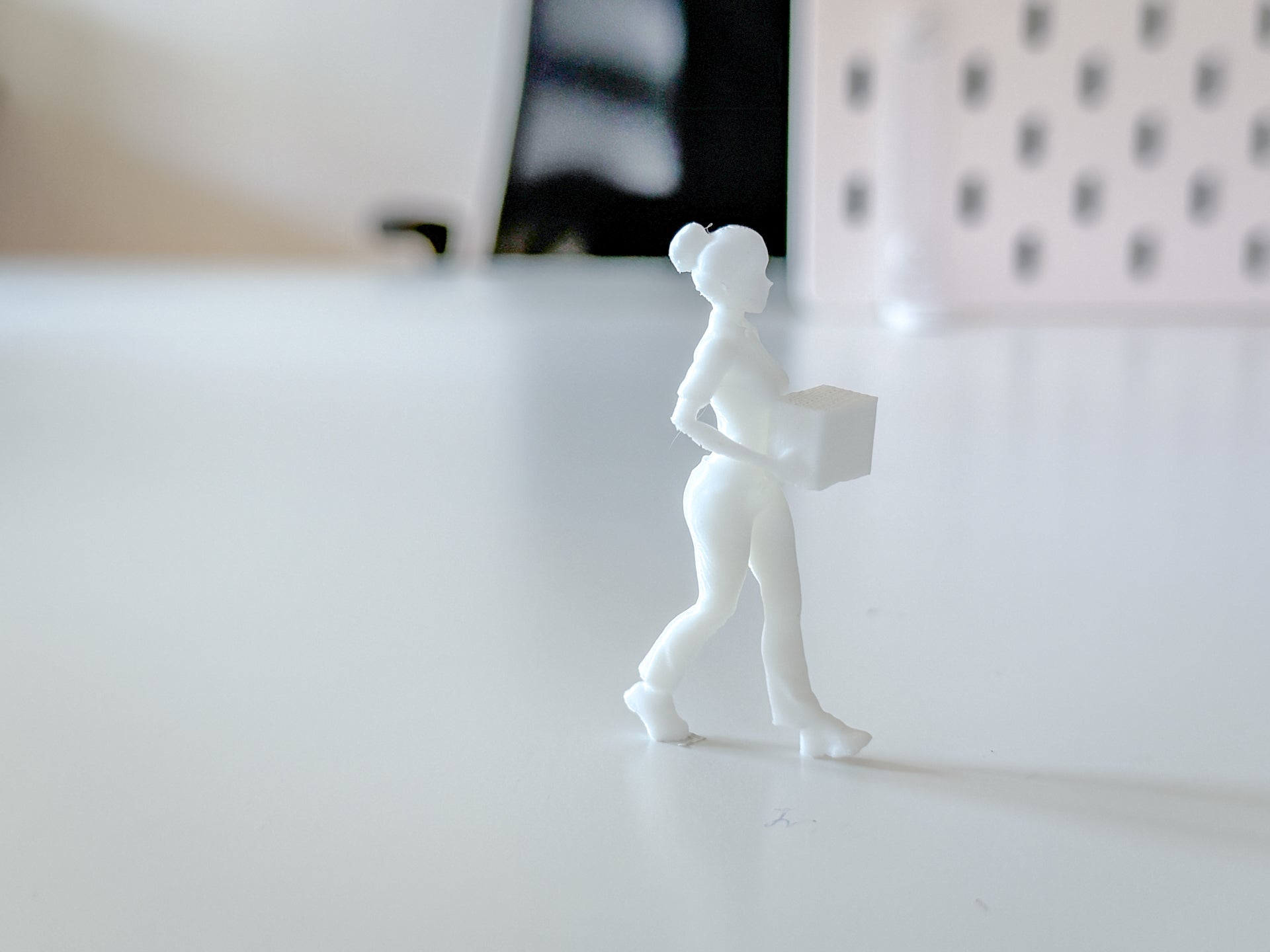 Miniature Delivery Woman for your Diorama