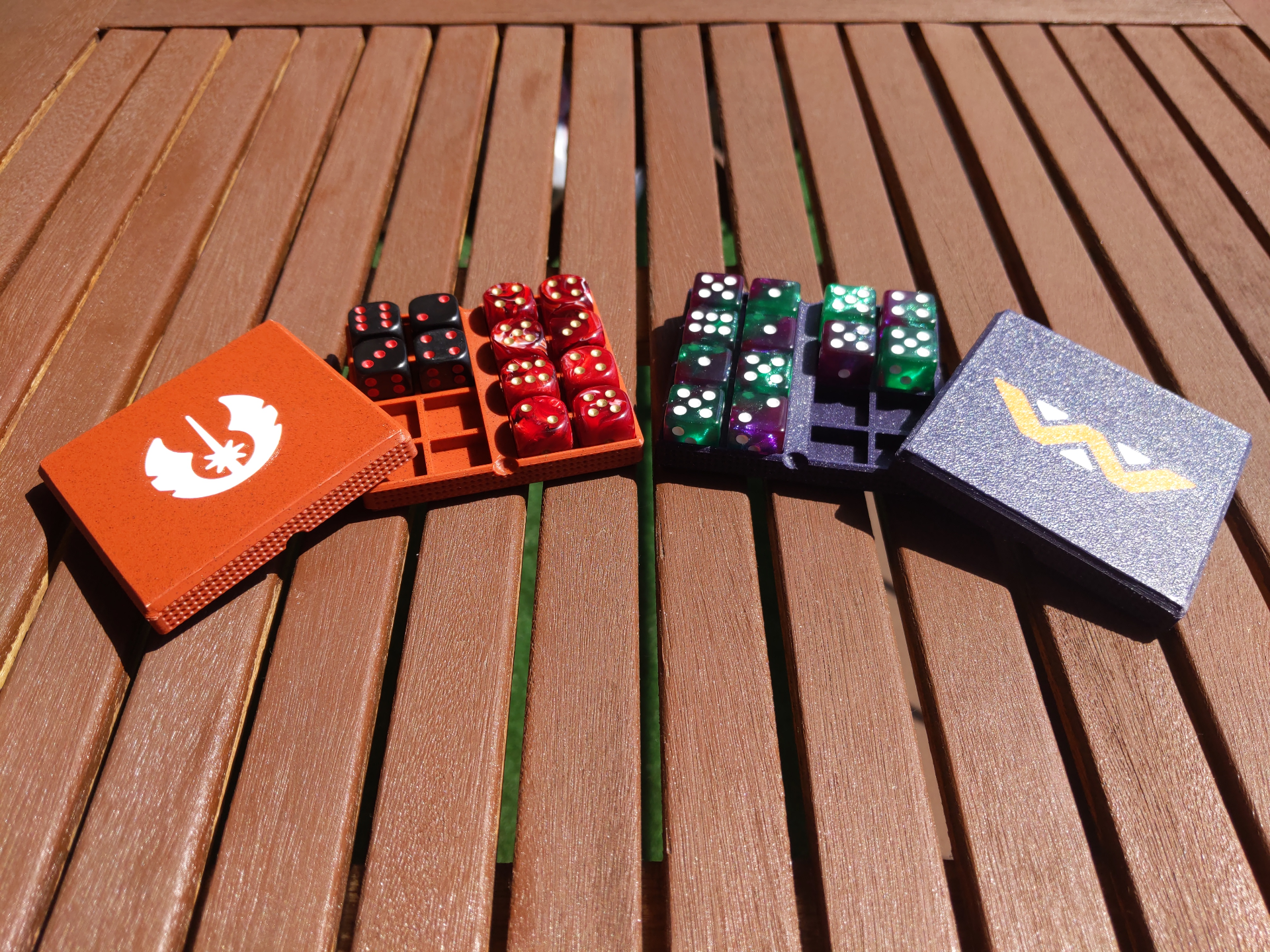 16mm d6 Dice Box with Magnets (16 slots)