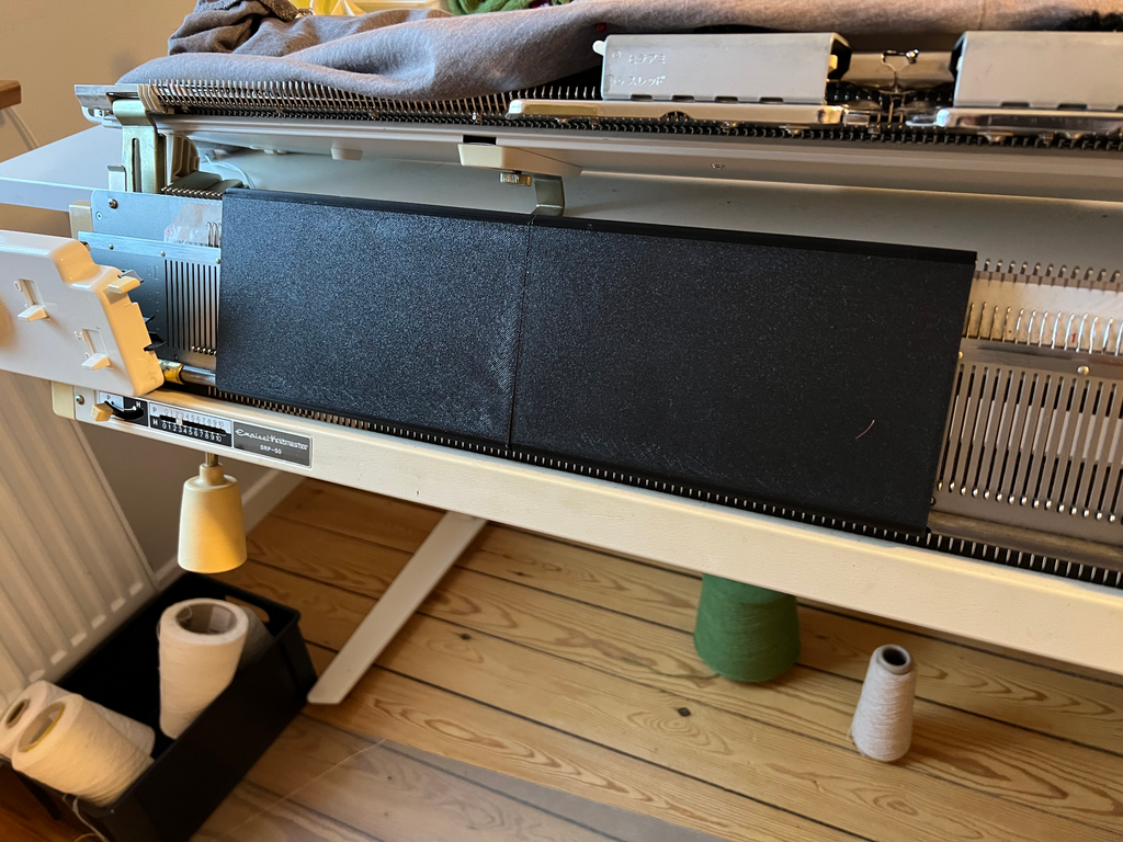 Guardplate for knitting machine