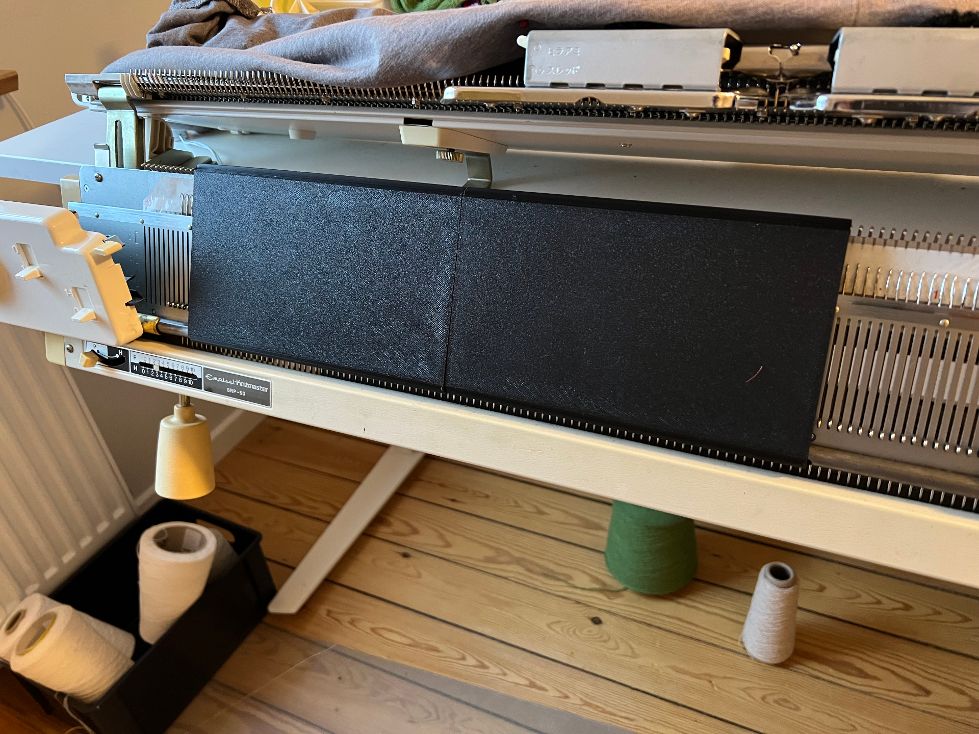 Guardplate for knitting machine