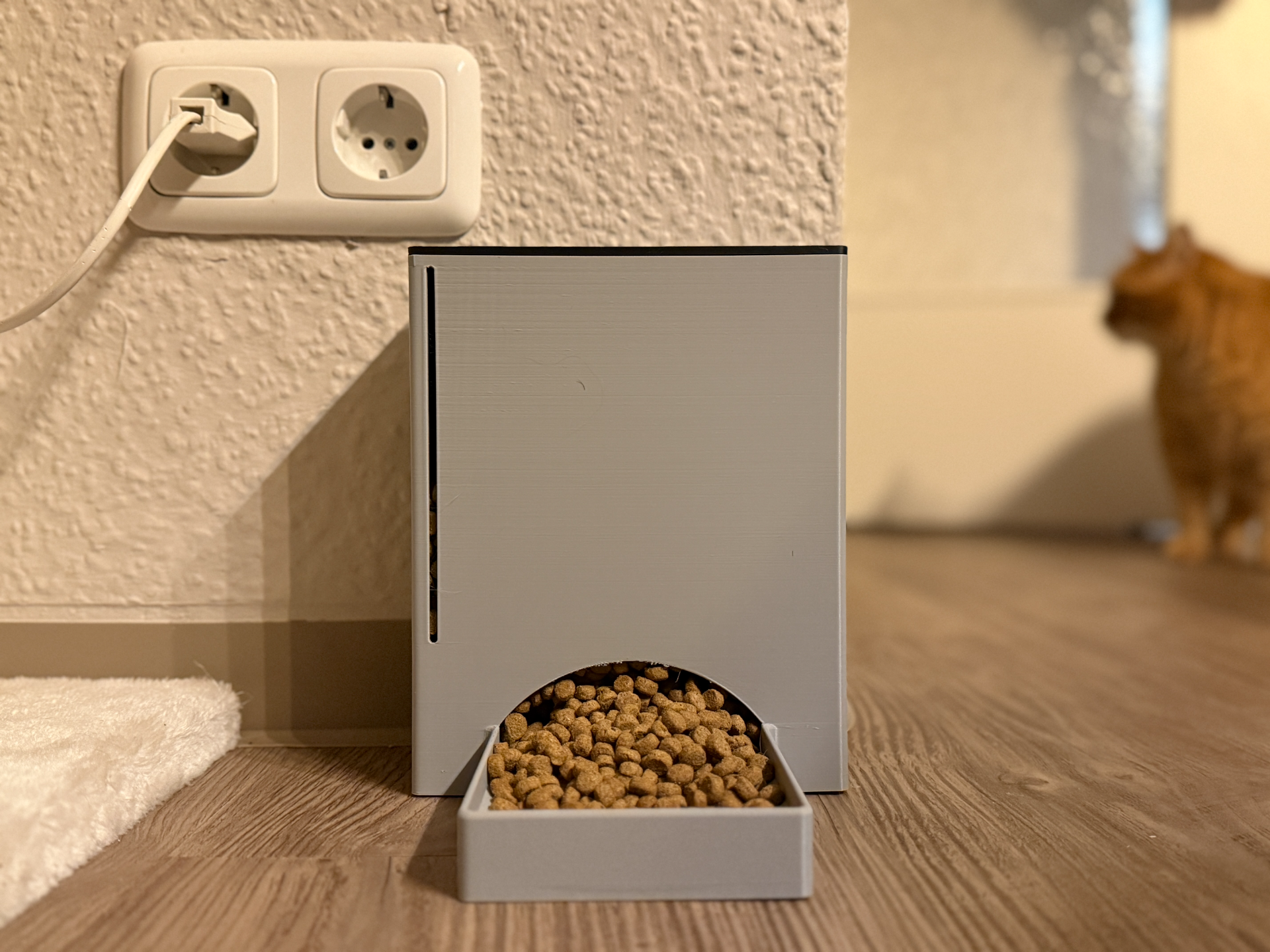 Moderner Katzenfutterspender für Trockenfutter