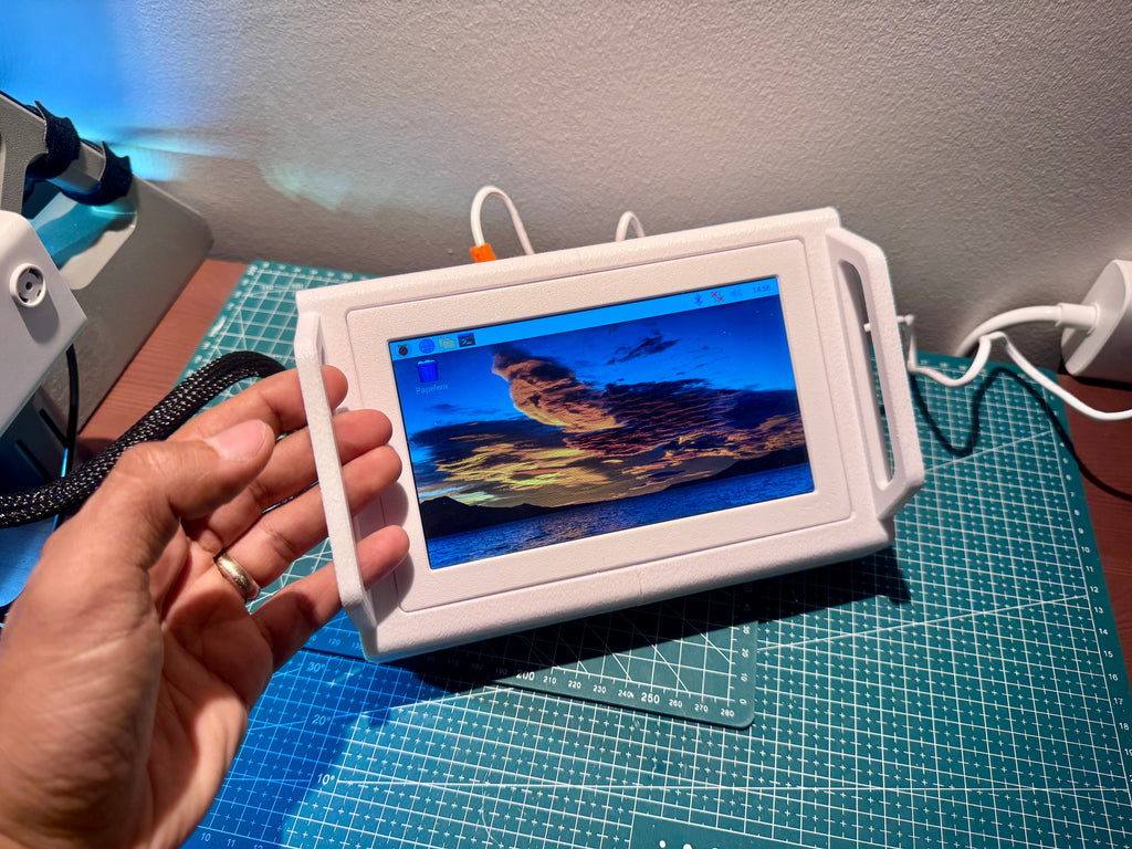 Raspberry Pi 4 and 7" display case