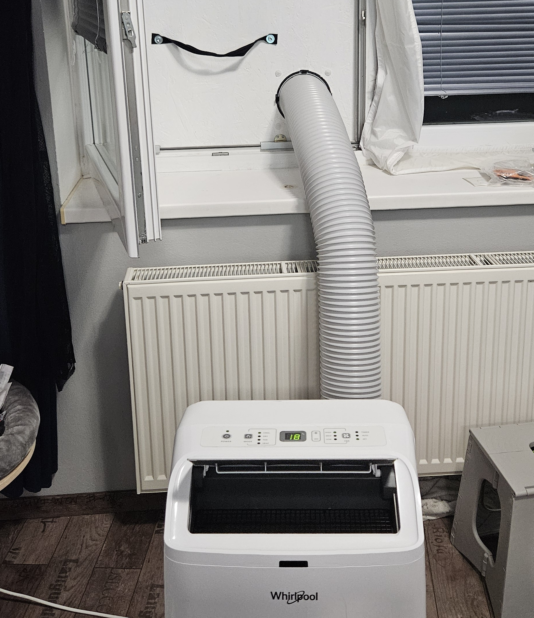 Air conditioner vent outlet with flaps