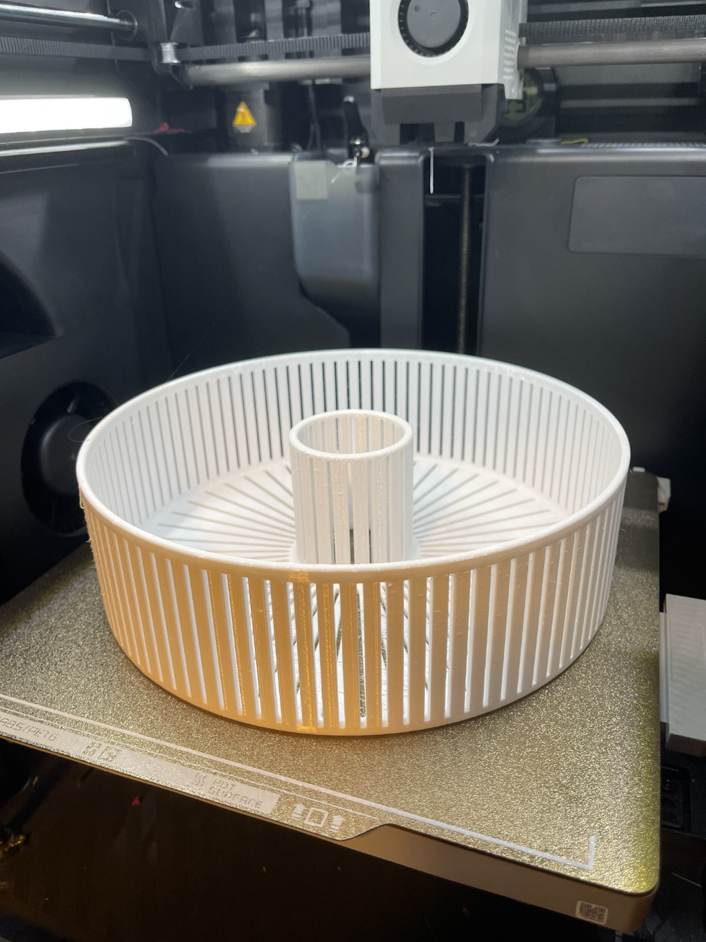 Dehydrator basket for silica gel