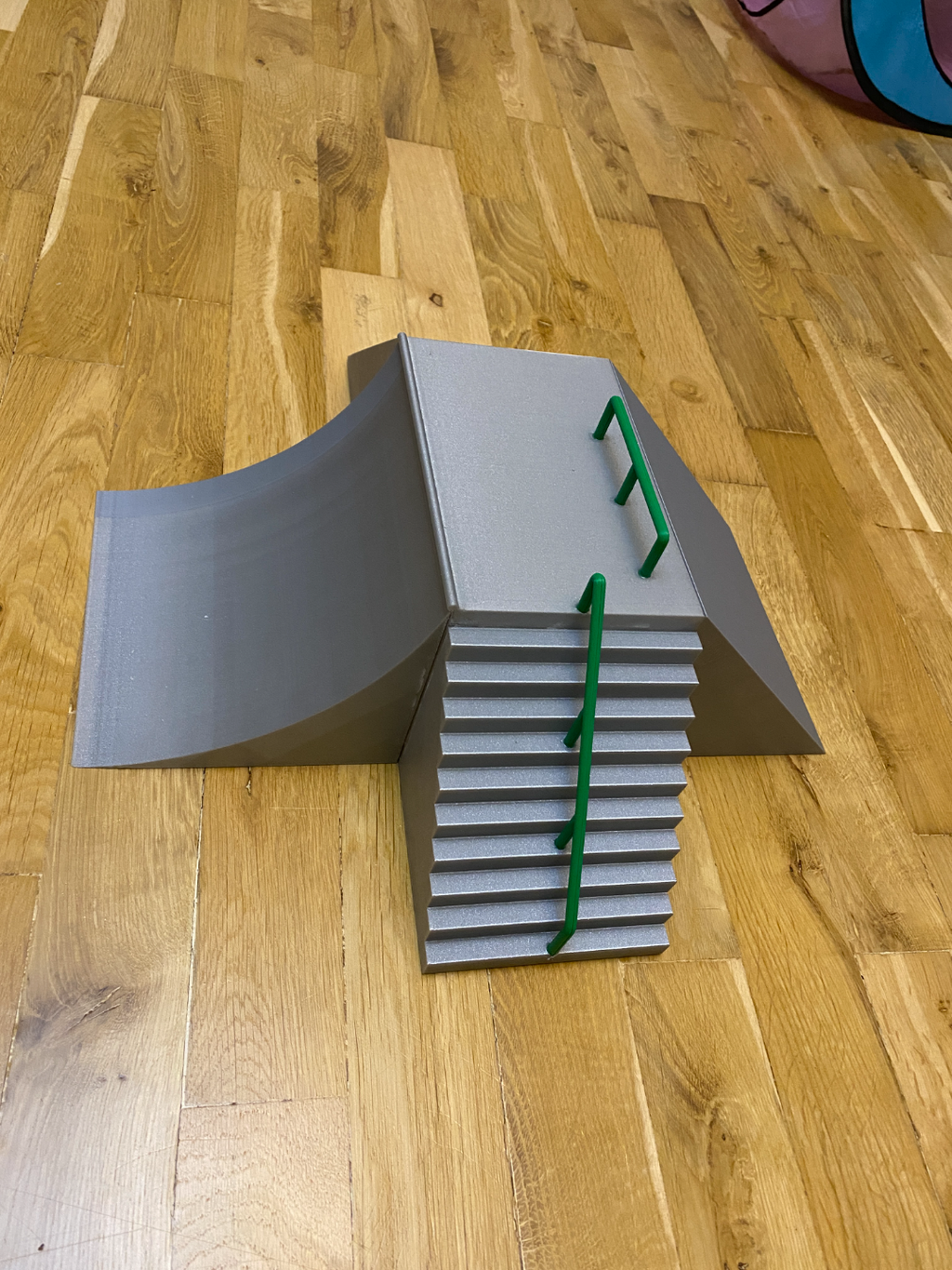 Finger skateboard ramp