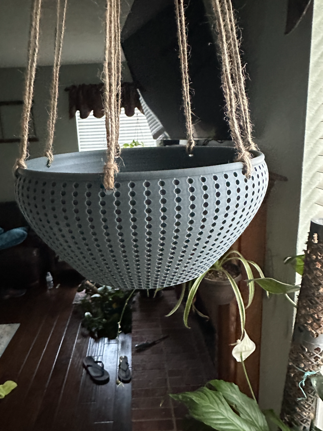 Hanging Planter with twist drip pan