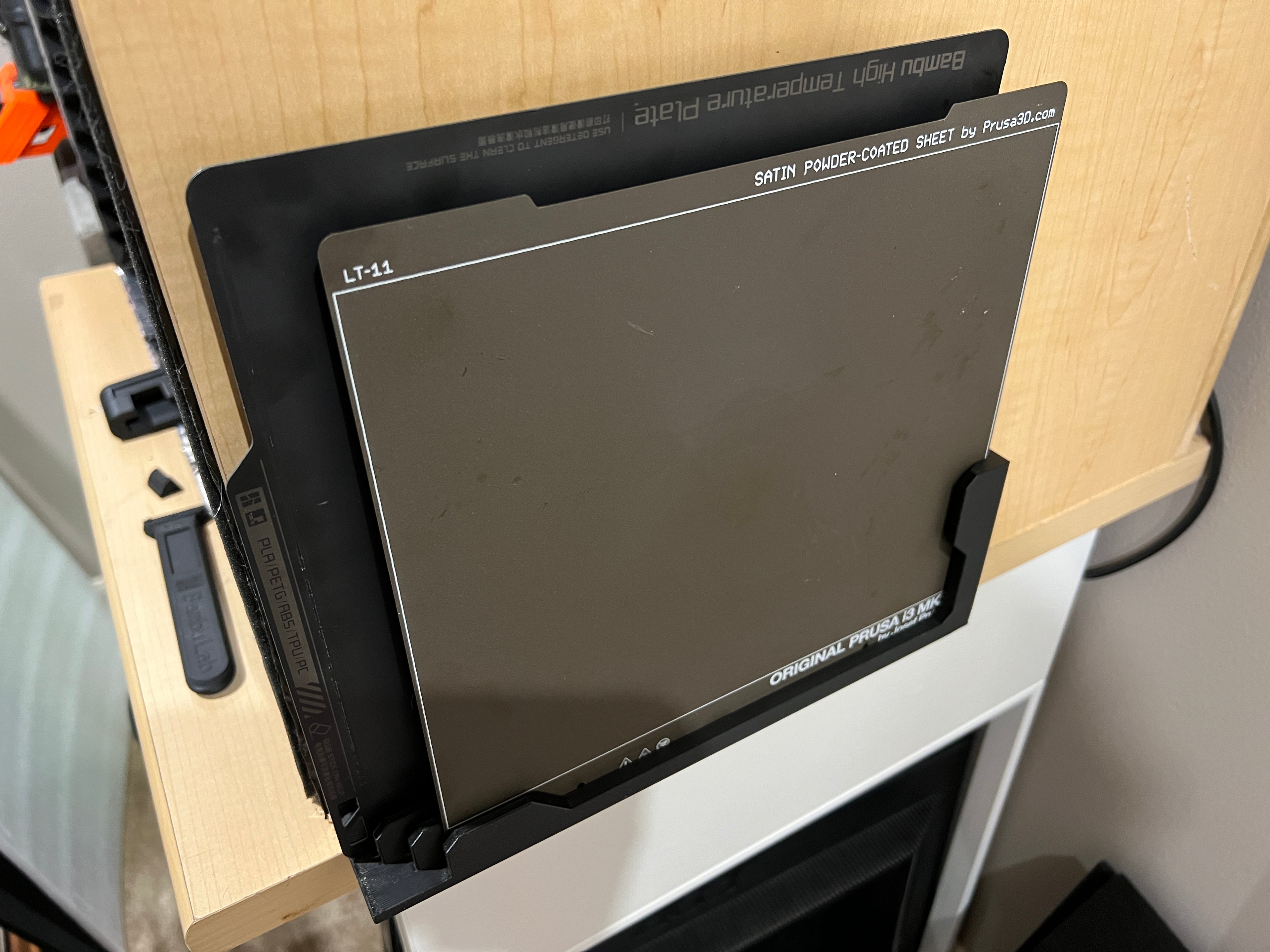 Wall or desk mountable build plate holder for Bambu plates