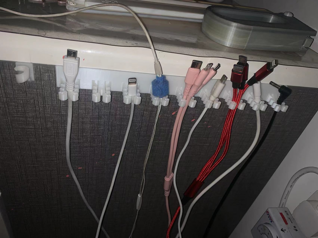 数据线理线器，充电线理线器，卡扣Data cable organizer, charging cable organizer, buckle