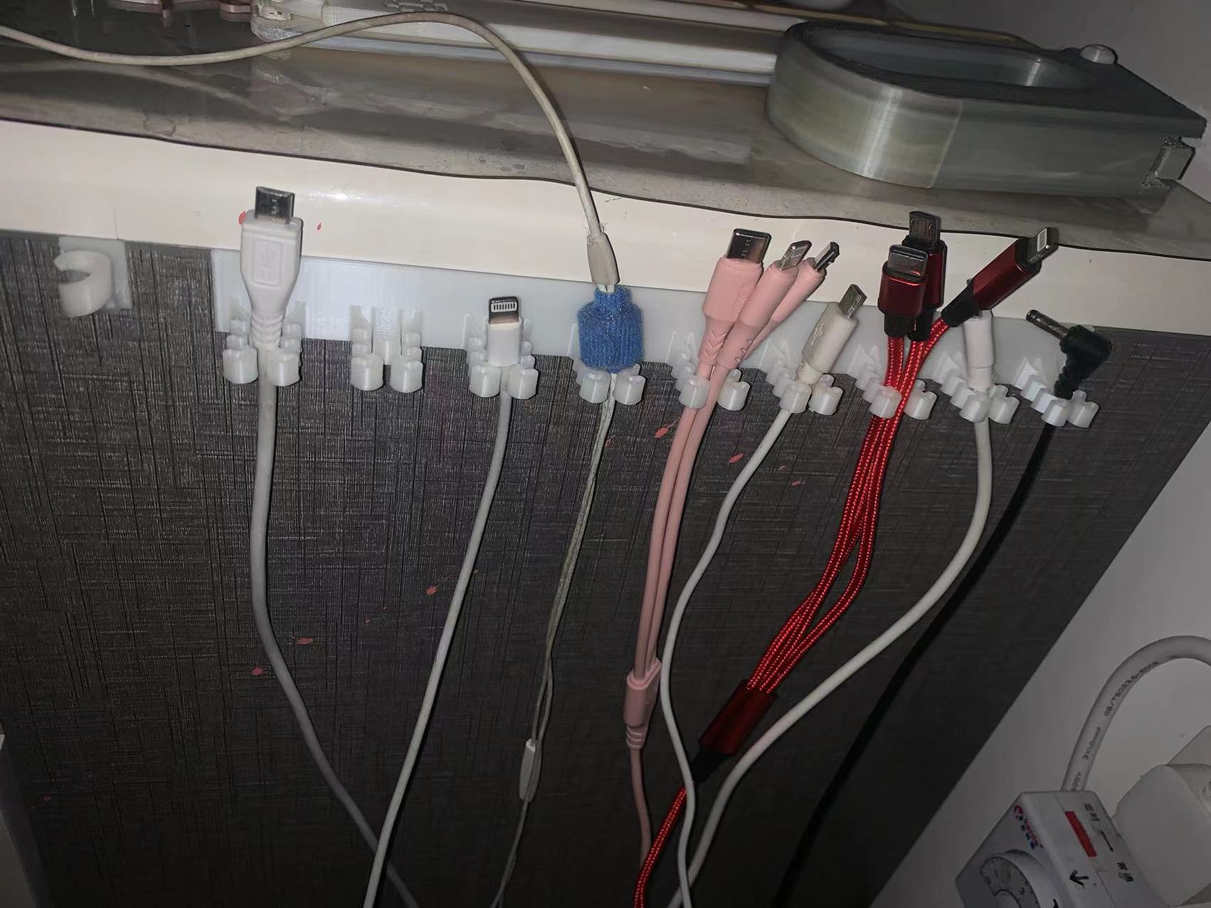 数据线理线器，充电线理线器，卡扣Data cable organizer, charging cable organizer, buckle