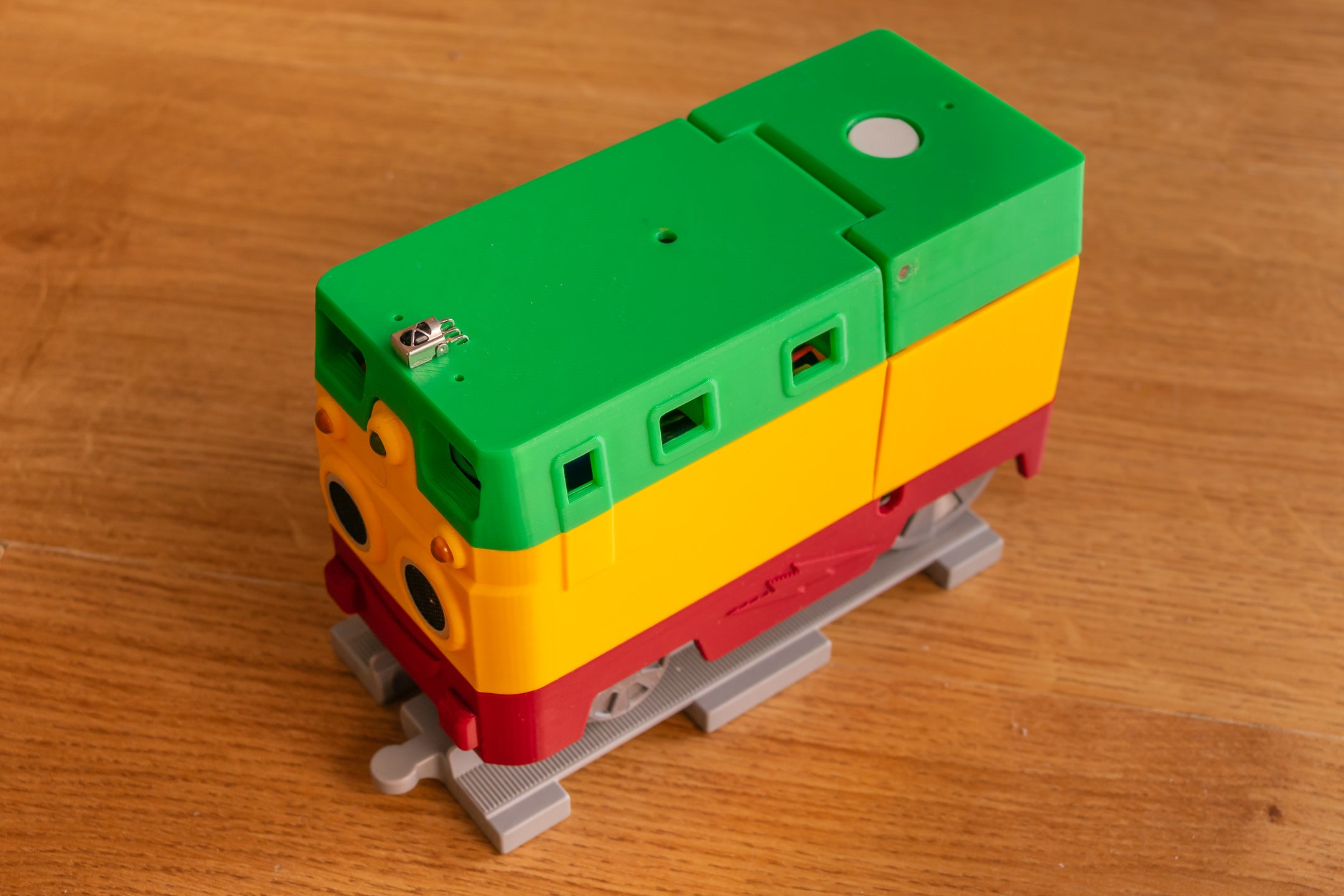 Arduino Train (compatible with Duplo tracks)