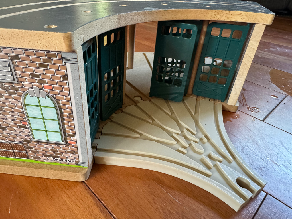 Orbrium Roundhouse wooden train 5 way switch