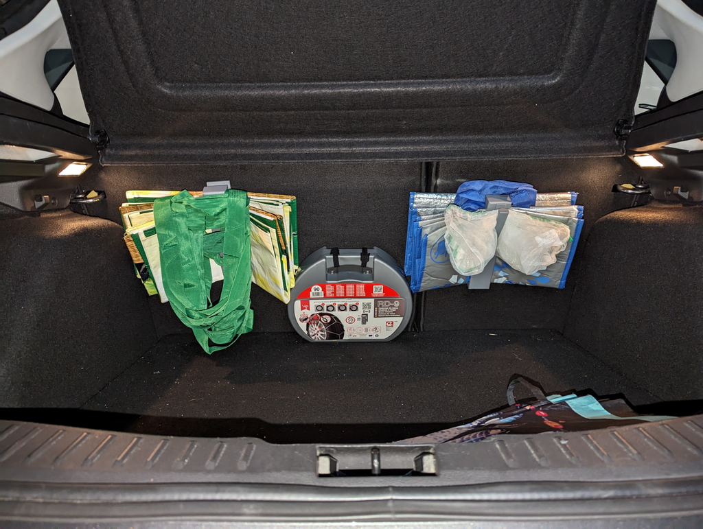 Grocerie bag holder for car boot