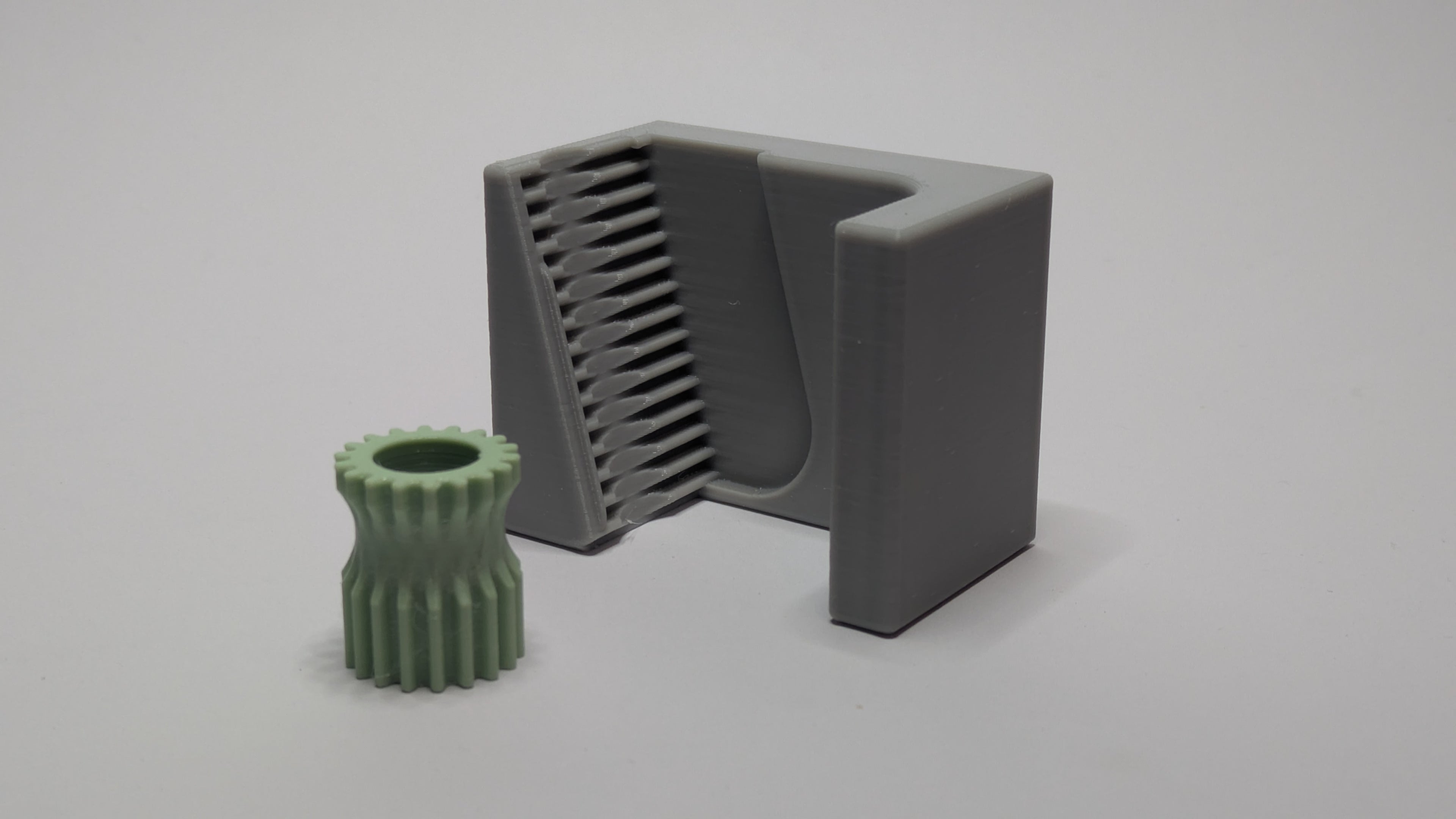 Gravity Broom Holder for Multiboard/openGrid