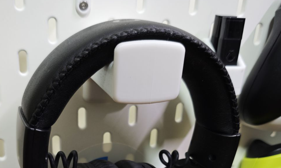 Headphone hanger for IKEA Skadis