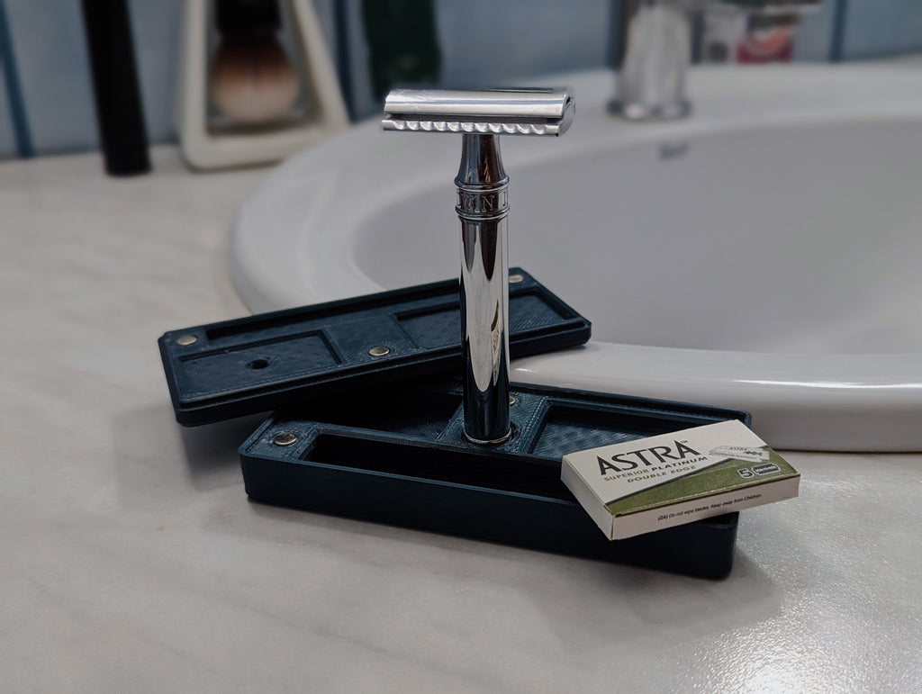 Safety razor travel case with built-in stand