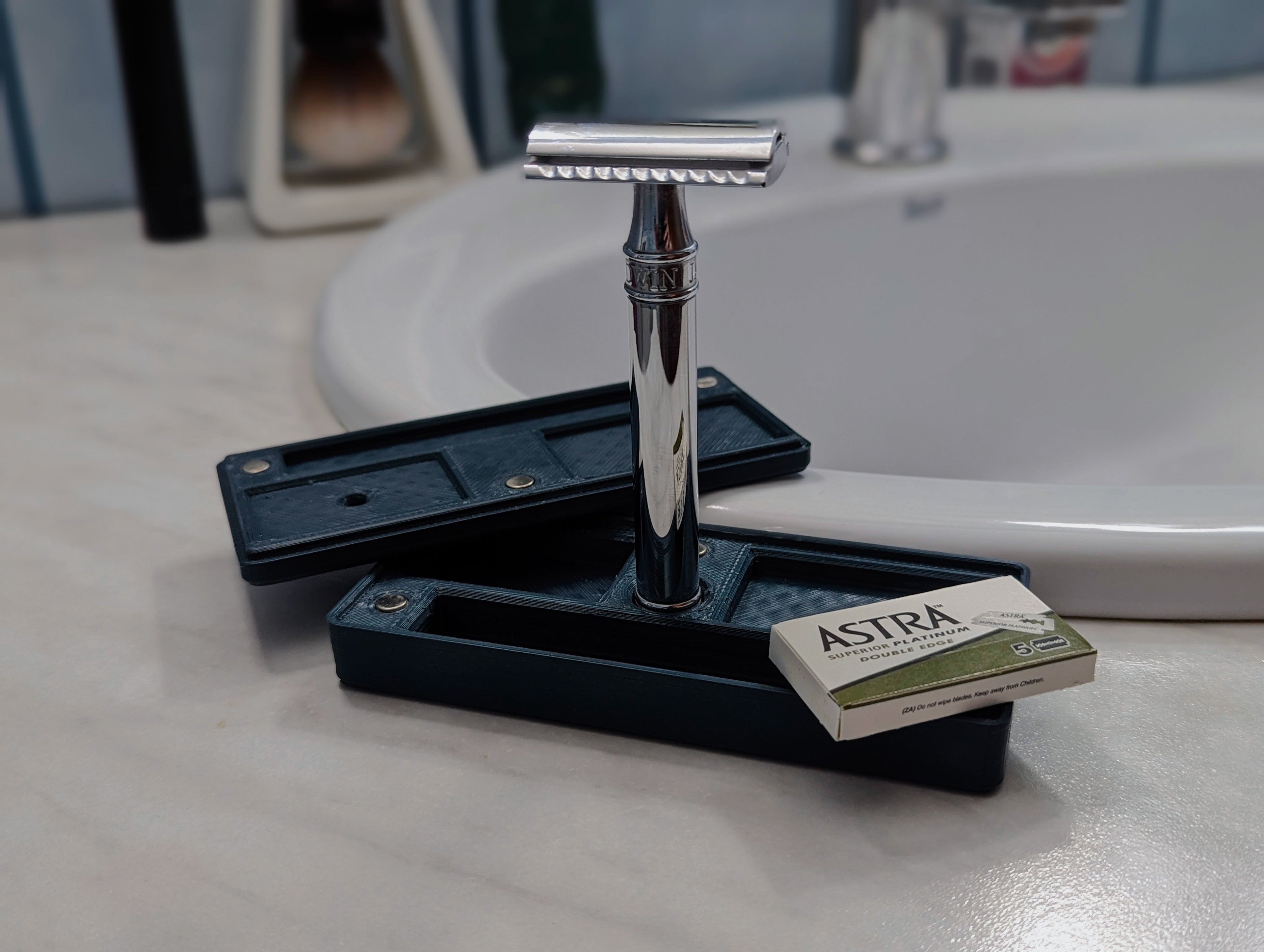 Safety razor travel case with built-in stand