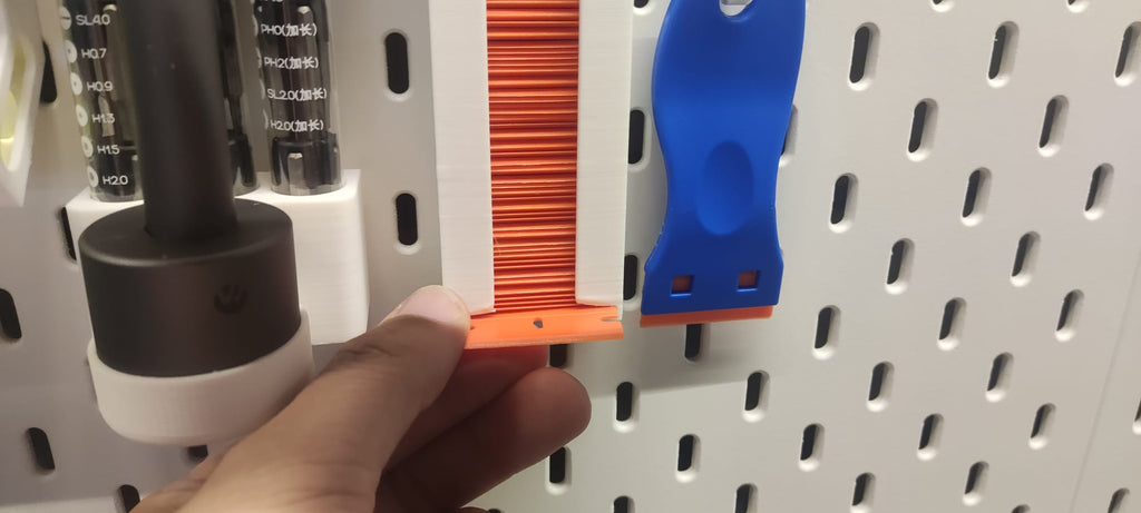 Plastic razor blade dispenser for IKEA Skadis