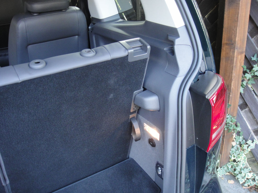 VW Touran Abdeckung 3. Sitzreihe Verriegelung