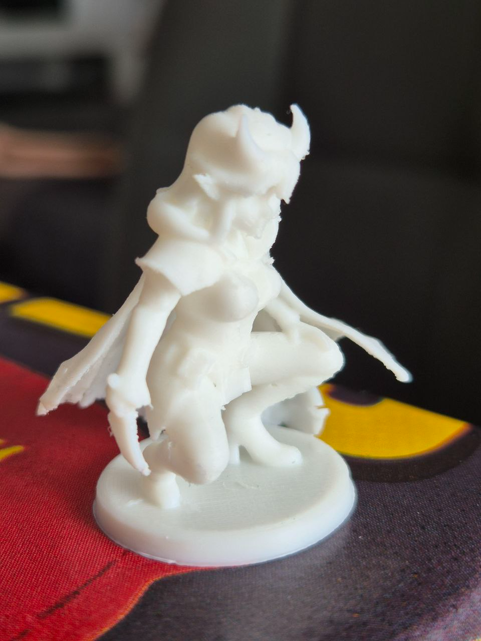 Miniatura di donna ladro tiefling di DnD