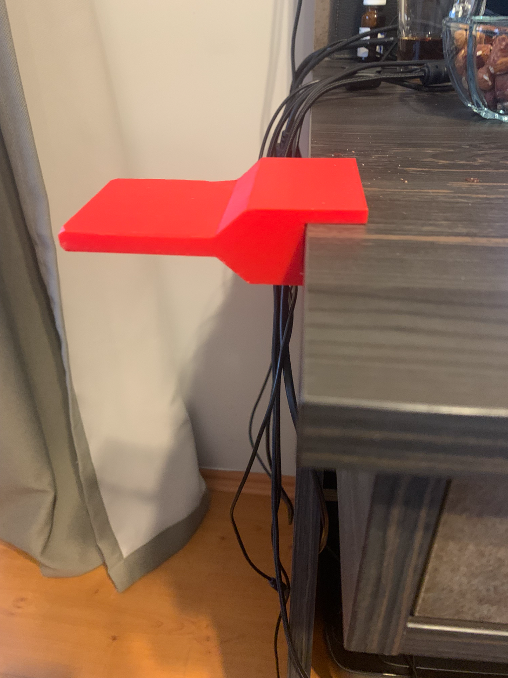 Headphone stand for 1.5 cm x 2 cm table compact