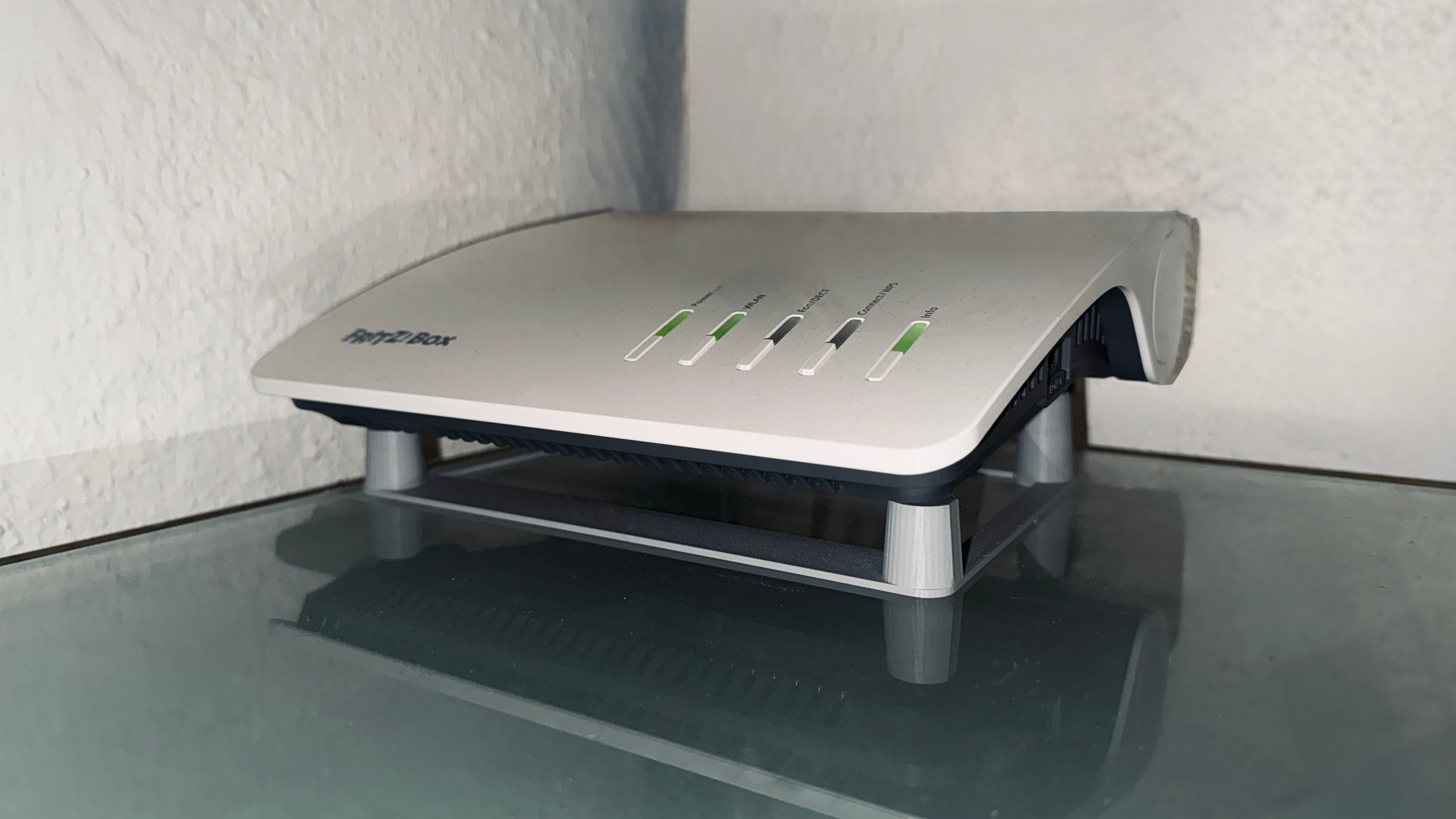 FRITZ!Box 7590 AX Podest für besseren Airflow