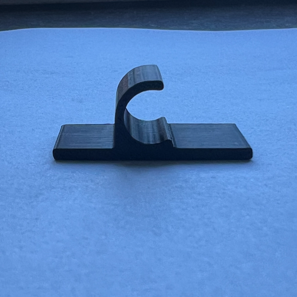 Table-mounted 9mm cable organizer