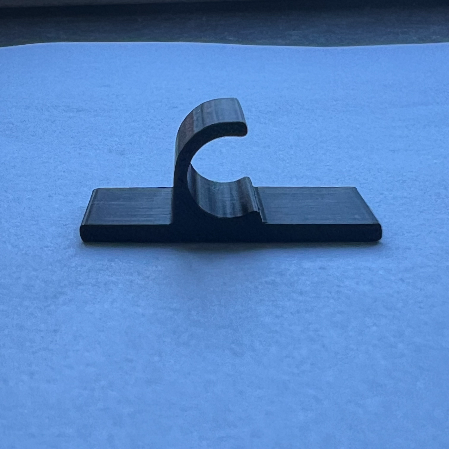 Table-mounted 9mm cable organizer