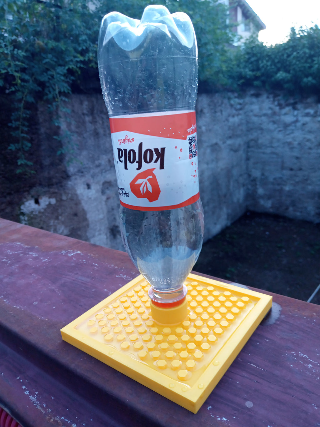 Bees bootle drink platform