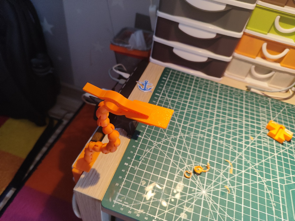 Helping hand for infinity clamp