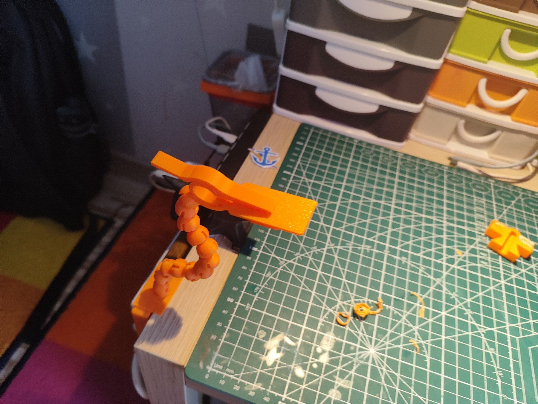 Helping hand for infinity clamp