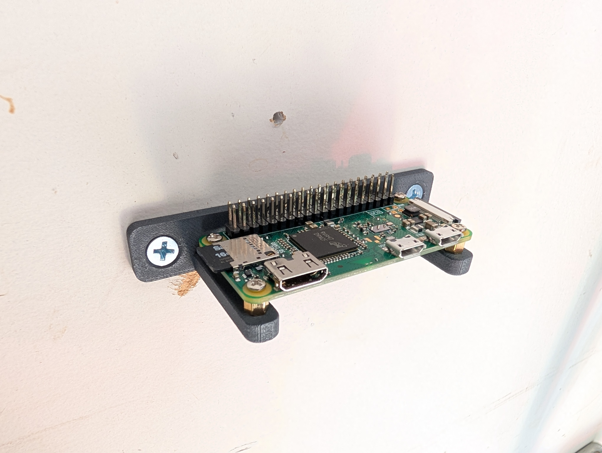 Slim Raspberry Pi Wall Mount (RPi 2-5, Zero)