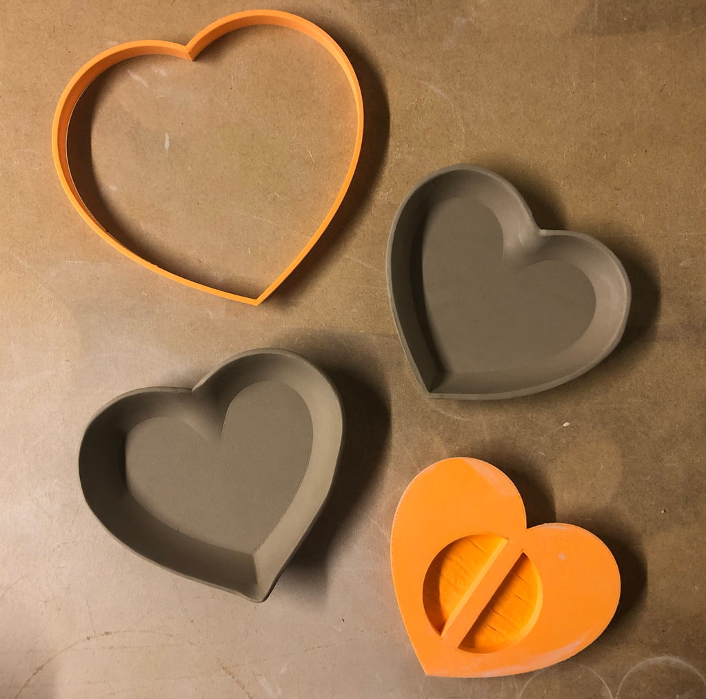 Cutter and mould for a heart-shaped clay plate
