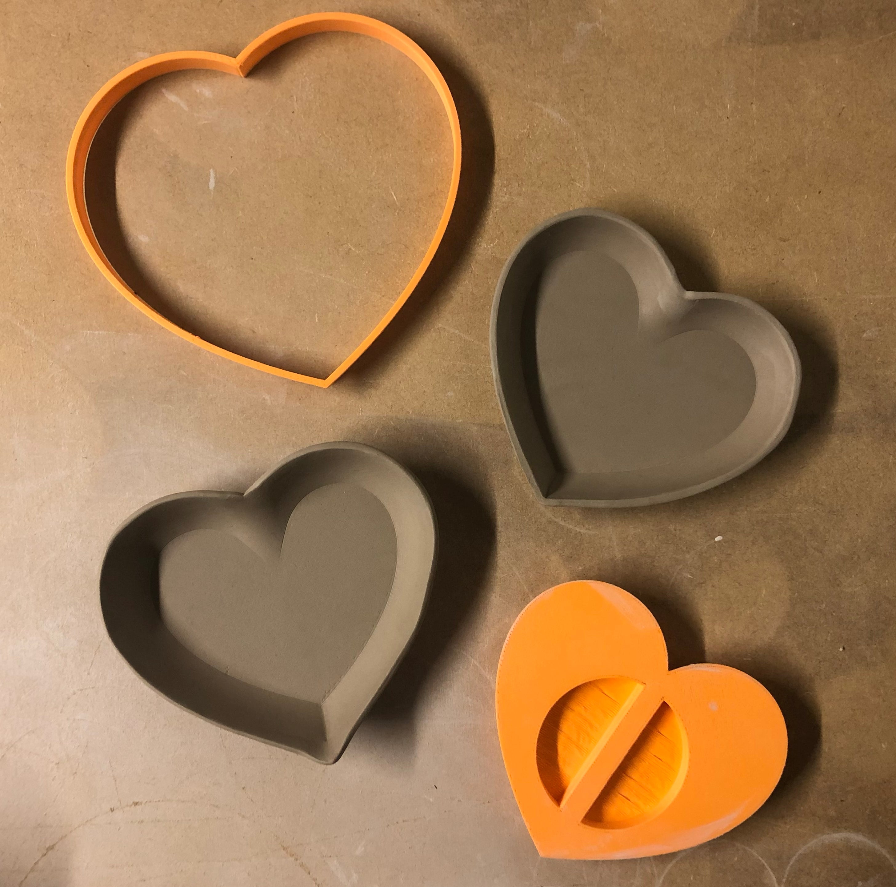 Cutter and mould for a heart-shaped clay plate