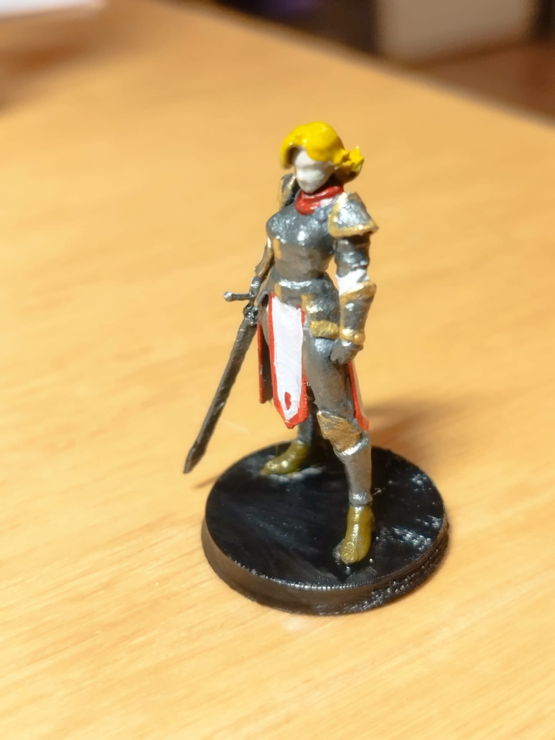 DnD Paladin Female 28mm